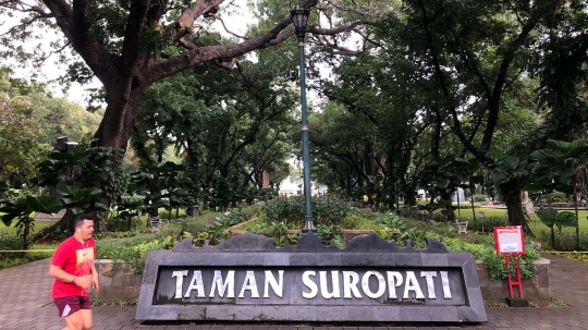 Ditutup untuk Umum, Sebagian Masyarakat Tetap Beraktivitas di Taman Suropati