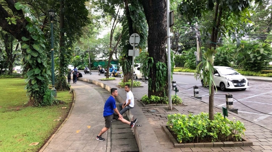 Ditutup untuk Umum, Sebagian Masyarakat Tetap Beraktivitas di Taman Suropati