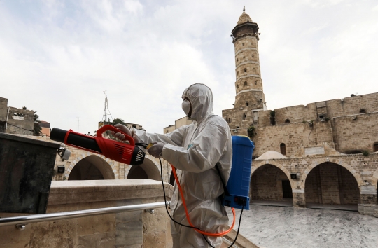 Potret Petugas Salat di Tengah Kesibukan Sterilisasi Masjid Palestina