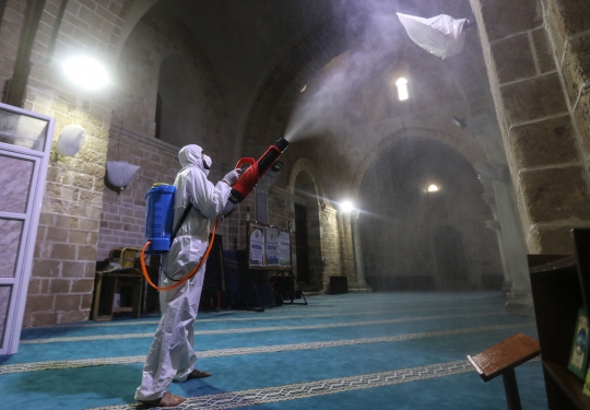 Potret Petugas Salat di Tengah Kesibukan Sterilisasi Masjid Palestina