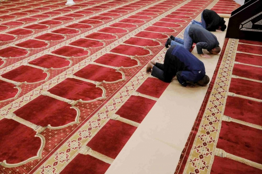 Wabah Covid-19, Muslim AS Jaga Jarak Salat Berjemaah di Masjid
