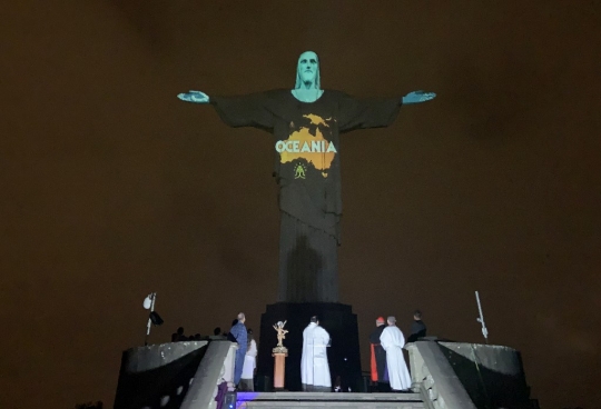 Patung Kristus Penebus di Brasil Bercahaya Bendera Negara Terpapar Corona