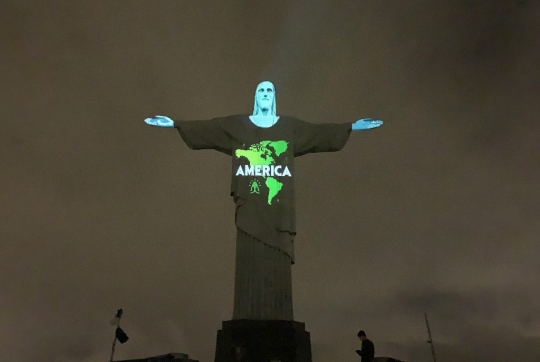 Patung Kristus Penebus di Brasil Bercahaya Bendera Negara Terpapar Corona