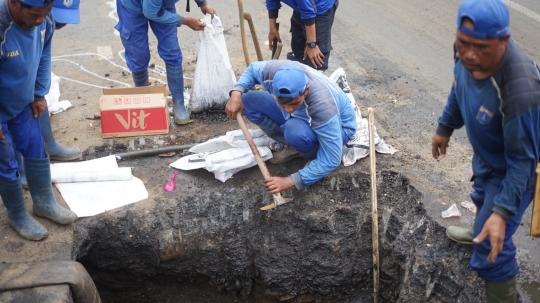 Kerap Banjir, Gorong-Gorong di Pasar Rebo Dibersihkan