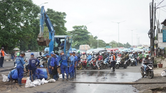 Kerap Banjir, Gorong-Gorong di Pasar Rebo Dibersihkan