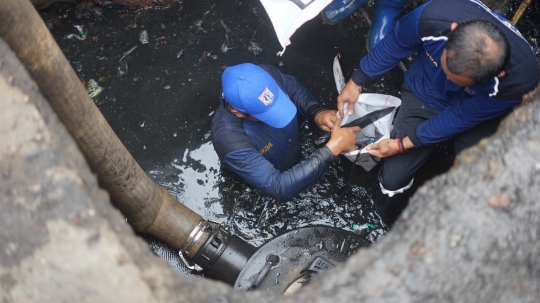 Kerap Banjir, Gorong-Gorong di Pasar Rebo Dibersihkan