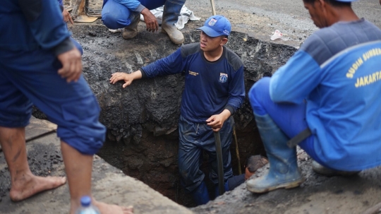 Kerap Banjir, Gorong-Gorong di Pasar Rebo Dibersihkan