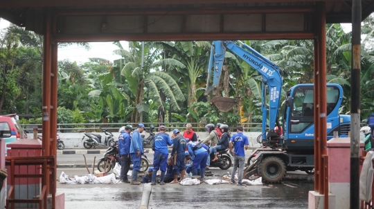 Kerap Banjir, Gorong-Gorong di Pasar Rebo Dibersihkan