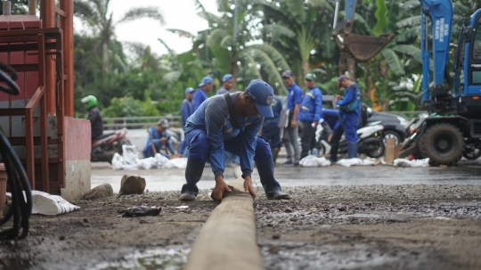 Kerap Banjir, Gorong-Gorong di Pasar Rebo Dibersihkan