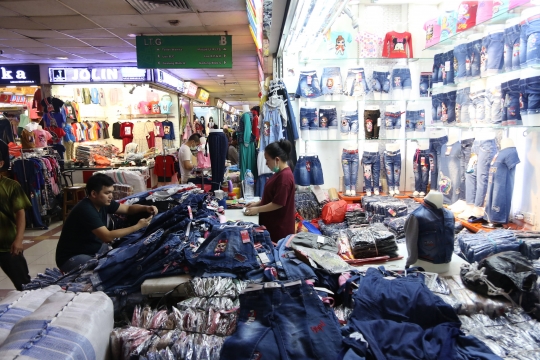 Dampak Corona, Penjualan Baju di Blok B Pasar Tanah Abang Anjlok