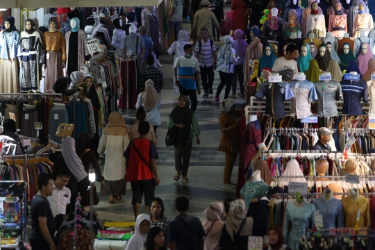 Dampak Corona, Penjualan Baju di Blok B Pasar Tanah Abang Anjlok