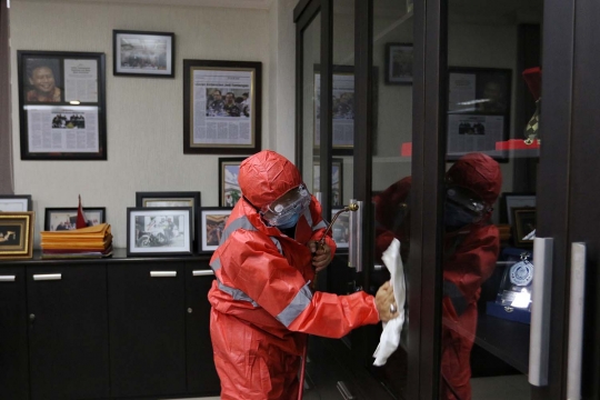 Penyemprotan Disinfektan di Kantor Bawaslu