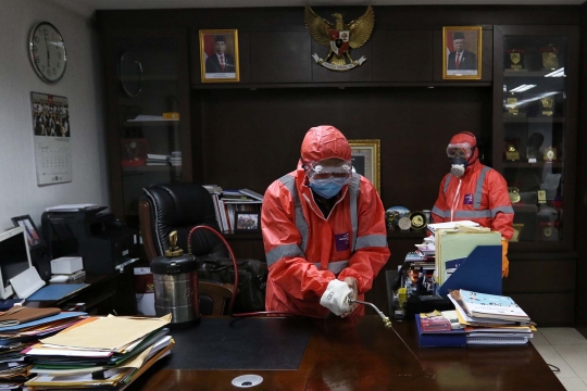 Penyemprotan Disinfektan di Kantor Bawaslu