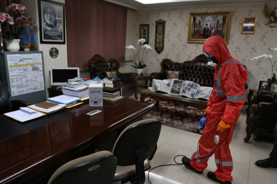 Penyemprotan Disinfektan di Kantor Bawaslu