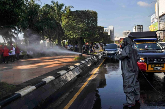 Petugas Gabungan Semprot Disinfektan Secara Massal di Semarang