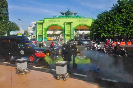 Petugas Gabungan Semprot Disinfektan Secara Massal di Semarang