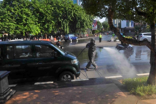 Petugas Gabungan Semprot Disinfektan Secara Massal di Semarang