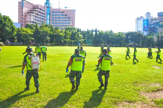 Petugas Gabungan Semprot Disinfektan Secara Massal di Semarang