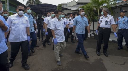 Antisipasi Pandemi Covid-19, Petugas Sterilisasi Lapas Cipinang