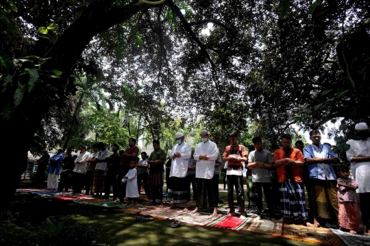 Di Tengah Bayang-bayang Corona, Jemaah Khusyuk Jalani Salat Jumat