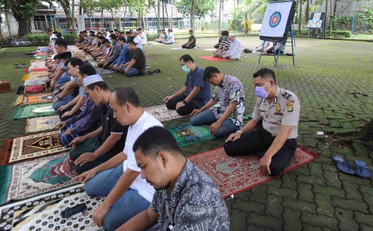 Di Tengah Bayang-bayang Corona, Jemaah Khusyuk Jalani Salat Jumat