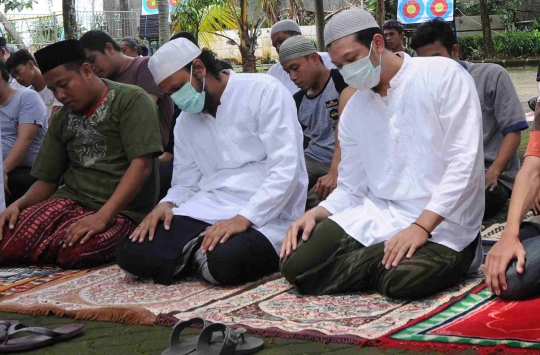 Di Tengah Bayang-bayang Corona, Jemaah Khusyuk Jalani Salat Jumat