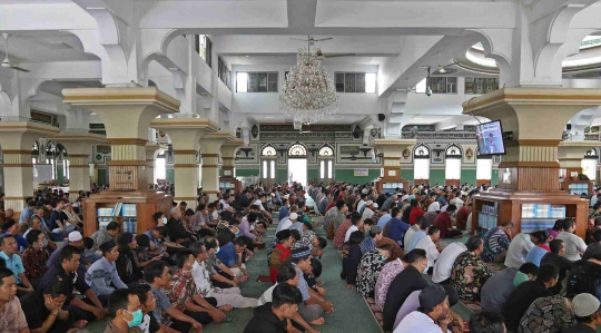 Waspada Corona, Jemaah Masjid Agung Al-Azhar Salat Jumat Pakai Masker