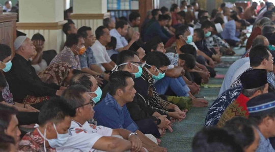 Waspada Corona, Jemaah Masjid Agung Al-Azhar Salat Jumat Pakai Masker