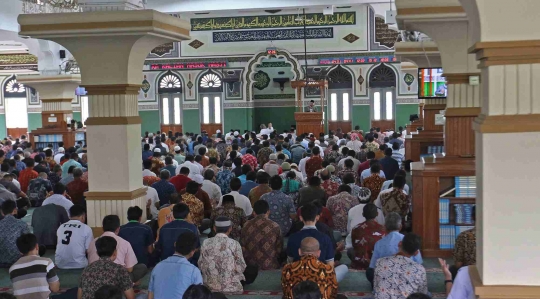 Waspada Corona, Jemaah Masjid Agung Al-Azhar Salat Jumat Pakai Masker