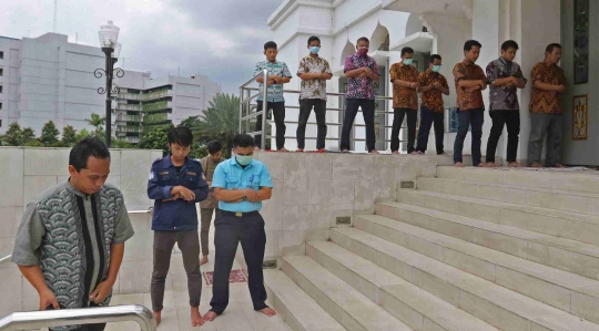 Waspada Corona, Jemaah Masjid Agung Al-Azhar Salat Jumat Pakai Masker