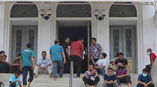 Waspada Corona, Jemaah Masjid Agung Al-Azhar Salat Jumat Pakai Masker