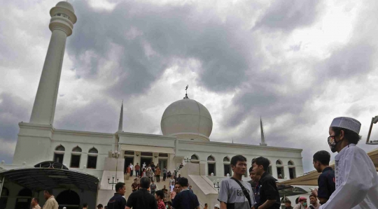 Waspada Corona, Jemaah Masjid Agung Al-Azhar Salat Jumat Pakai Masker