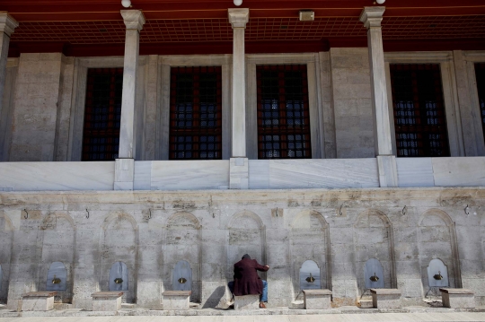 Potret Masjid di Sejumlah Negara Sepi Gara-Gara Corona