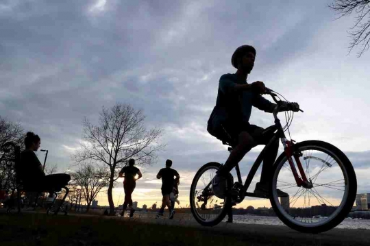 Pusat Kebugaran Tutup Akibat Corona, Warga AS Jaga Imunitas dengan Lari dan Bersepeda