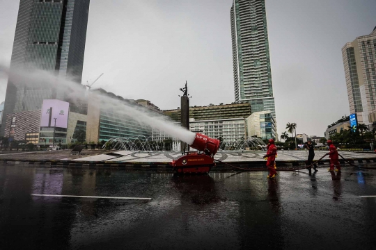 Robot Damkar Bantu Semprotkan Disinfektan di Bundaran HI