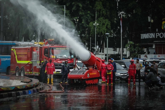 Robot Damkar Bantu Semprotkan Disinfektan di Bundaran HI