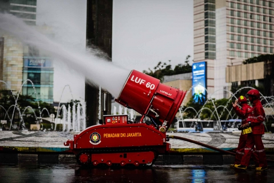 Robot Damkar Bantu Semprotkan Disinfektan di Bundaran HI