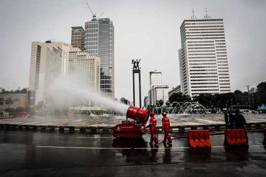 Robot Damkar Bantu Semprotkan Disinfektan di Bundaran HI