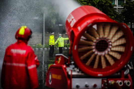 Robot Damkar Bantu Semprotkan Disinfektan di Bundaran HI