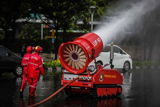 Robot Damkar Bantu Semprotkan Disinfektan di Bundaran HI