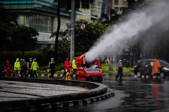 Robot Damkar Bantu Semprotkan Disinfektan di Bundaran HI