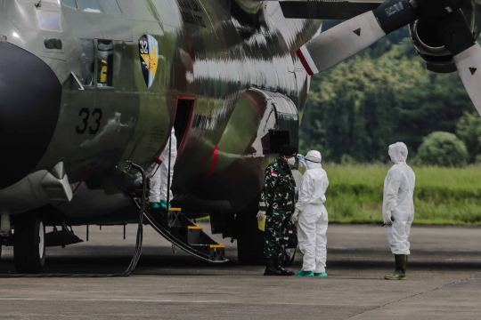 Pesawat Hercules Pembawa Alat Kesehatan dari China Tiba di Bandara Halim