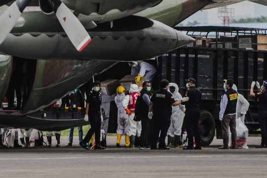 Pesawat Hercules Pembawa Alat Kesehatan dari China Tiba di Bandara Halim