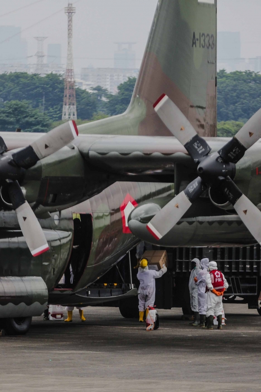 Pesawat Hercules Pembawa Alat Kesehatan dari China Tiba di Bandara Halim
