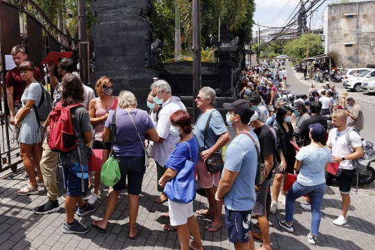 Membeludaknya Antrean WNA Urus Perpanjangan Visa di Bali