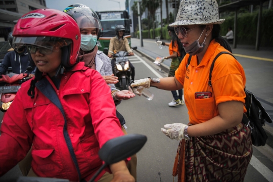 Aksi Semprotkan Hand Senitizer ke Pengguna Jalan