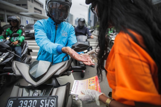 Aksi Semprotkan Hand Senitizer ke Pengguna Jalan