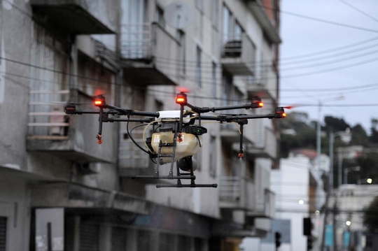 Semprotkan Disinfektan di Jalan, Chile Gunakan Drone