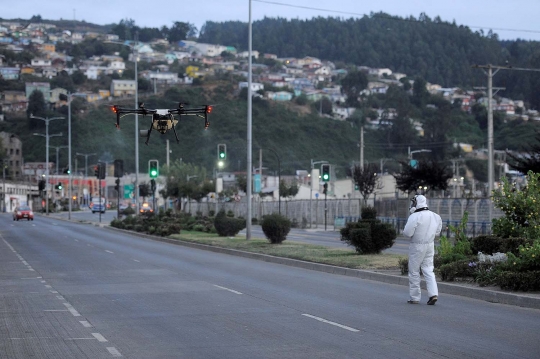Semprotkan Disinfektan di Jalan, Chile Gunakan Drone