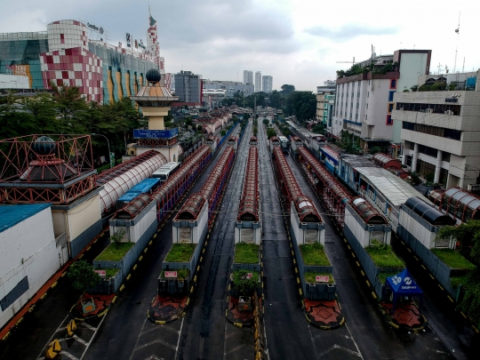 Suasana Sepi Terminal Bus Blok M Akibat Covid-19